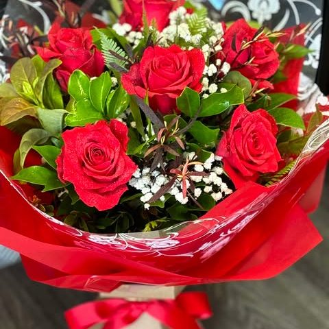 6 Red Roses In Mod Box image 0